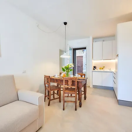 Apartment Sisters' House *